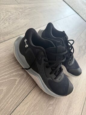 Under Armour Black and Gray Low-Top Boys Basketball Sneakers
